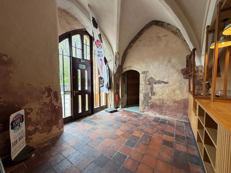 Grade II Listed Property for Sale in Bristol City Centre, Ideal for Café or Similar Business Photo 4