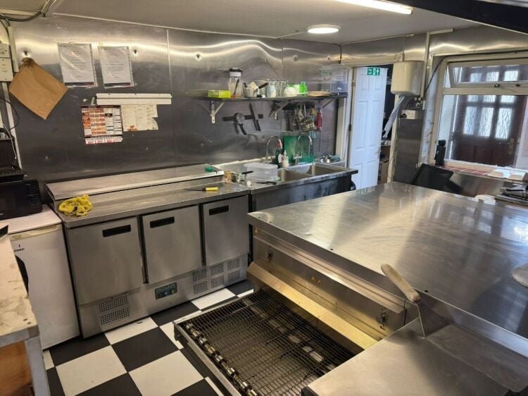 PROFITABLE PIZZA TAKEAWAY BUSINESS WITH HUGE POTENTIAL FOR SALE IN ESSEX/ Ref: CS0788 Photo 4