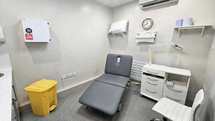 Standalone Medical Unit for Sale in Central Ferndown, Dorset, 538 sq ft with Parking Spaces Photo 4