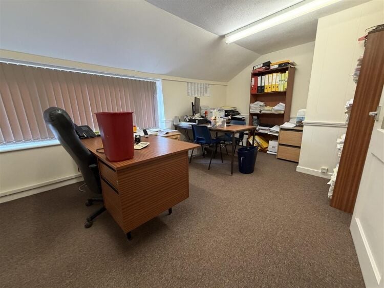 Self-Contained Office Building for Sale in Bristol with Storage Yard and Parking Photo 4