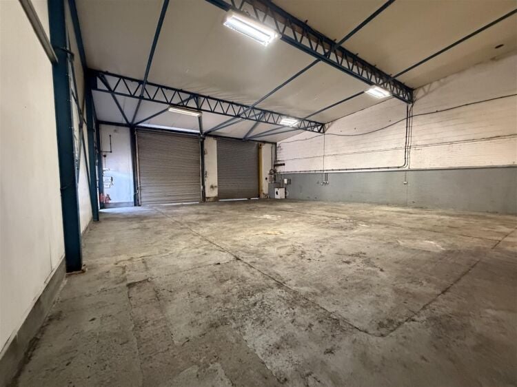 An end of terrace industrial unit measuring approximately 4,030 ft² (374.4 m²) with additional mezzanine storage. the unit benefits from a s Photo 4