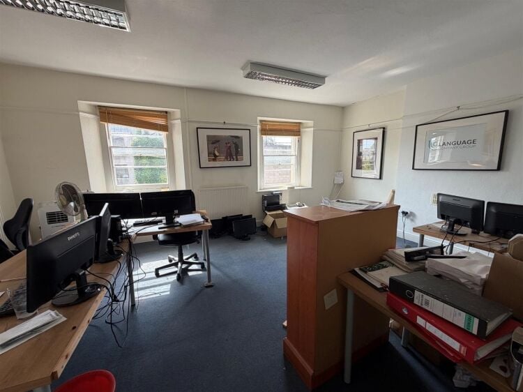 A self contained top floor office of approximately 820 ft² / 76 m² located in a prime trading position on whiteladies road. Photo 4