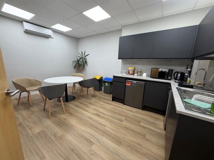 Retail/office investment opportunity in Bristol's Clifton with 1,700 ft² of leased space Photo 4