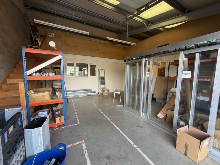 A modern light industrial unit of approximately 1,939 ft² , with further mezzanine storage of approx. 1,484 ft². the unit benefits from roll Photo 4