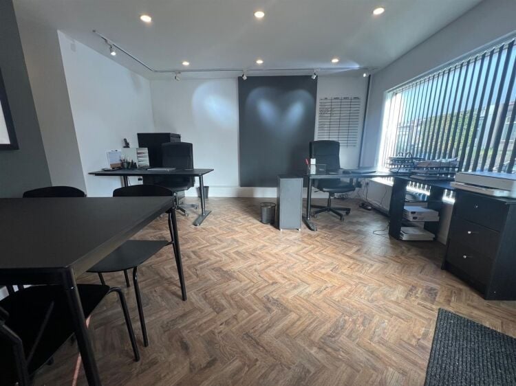A modern shop/office of approximately 485 ft² benefiting from air conditioning, kitchen and toilet facilities. in addition, an off street parking Photo 4