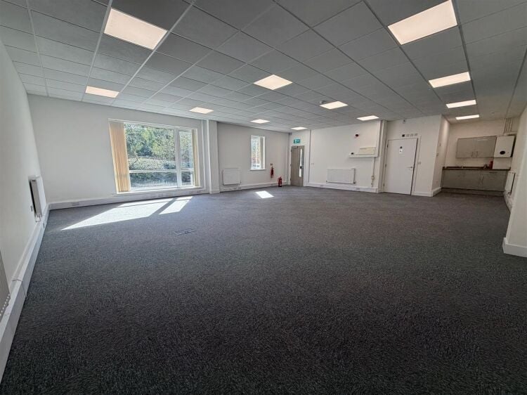 Modern Ground Floor Offices for Sale in Speedwell, Bristol with Two Parking Spaces Photo 4