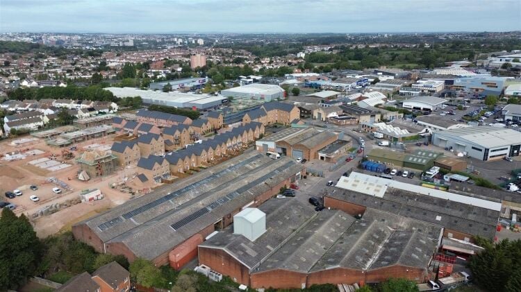 Industrial unit for sale in Bristol with offices and parking space available from November 2026 Photo 4