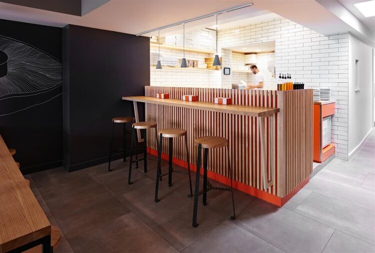 A rare opportunity to purchase a restaurant lease located in a prime trading position on north street. the restaurant is very well presented, measurin Photo 4