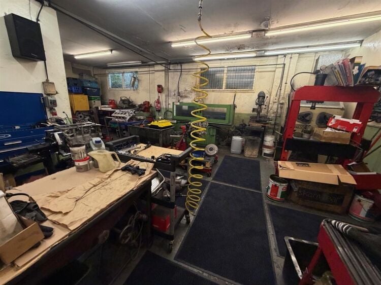 Prominent 2,000 ft² garage unit for sale on West Street, Bedminster, Bristol Photo 4