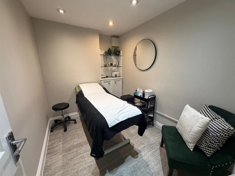 Prominent shop/salon for sale on North Street in Bedminster, Bristol, 870 ft² with treatment rooms. Photo 4
