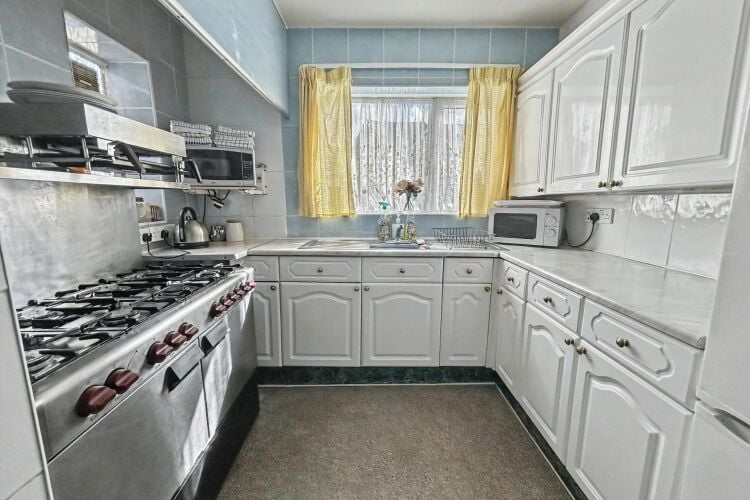 Former Guest House for Sale in Poole Dorset with 7 Bedrooms and Off-Road Parking Photo 4