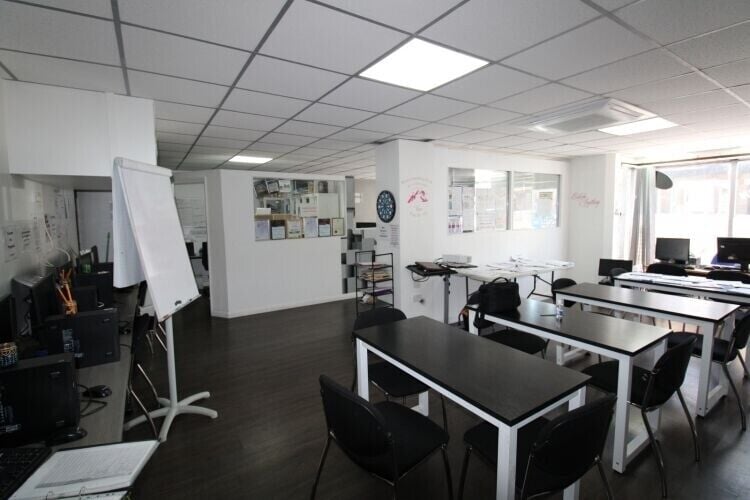 Prime Business Opportunity on Busy Dallow Road, Luton with Potential for Expansion Photo 4