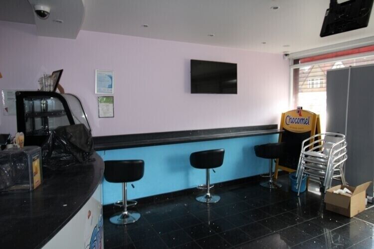 Prime Business Opportunity on Pinner Road, North Harrow, Double-Fronted Shop with Ample Parking Photo 4