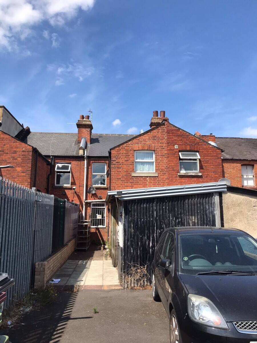Prime Mixed-Use Commercial Property in Tilehurst - Ground Floor Shop with Flat Above! Photo 4