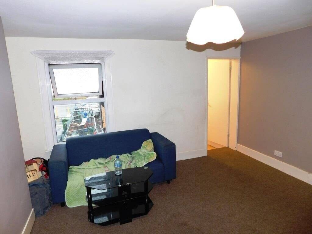 Prime Commercial Mixed-Use Property in Tilehurst - Ground Floor Shop and One Bed Flat Above Photo 4