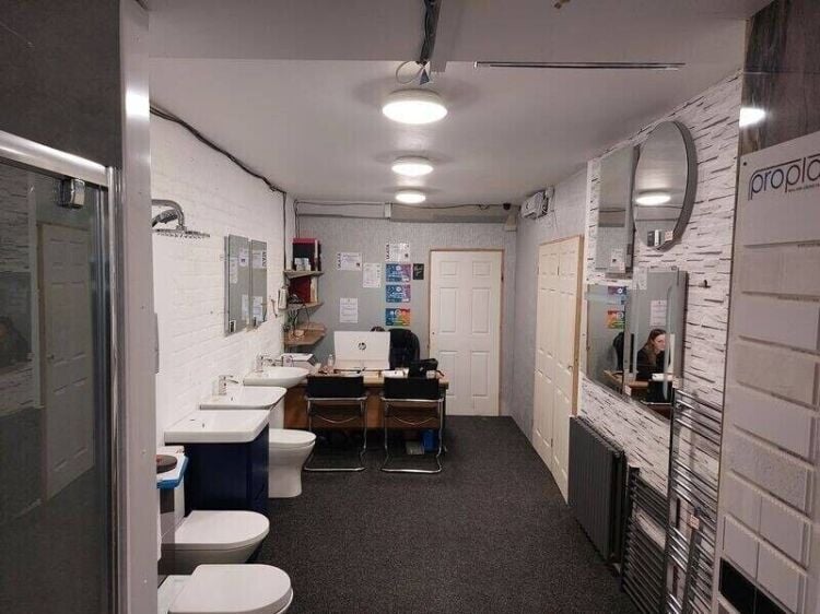 Spacious Retail Unit / Showroom TO LET  in Prime Suburban location ion York Road, Acomb,  York Photo 4