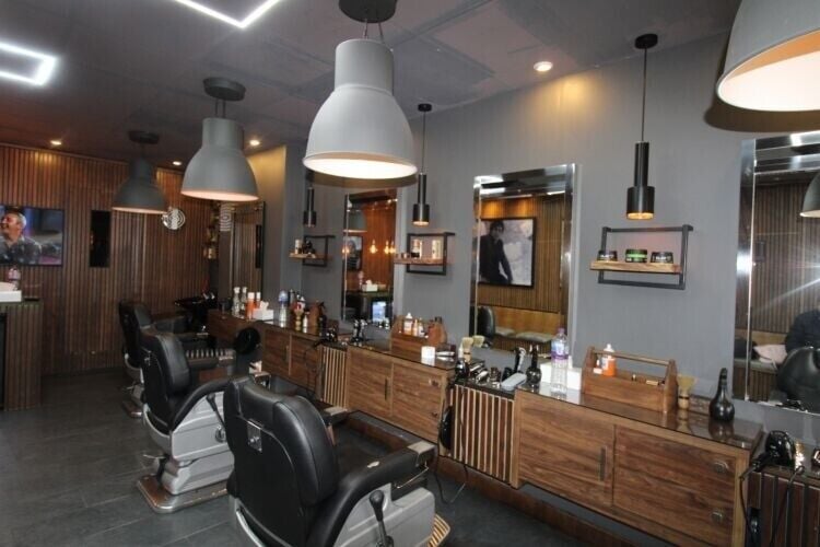 Prime Investment Opportunity with Three Tenanted Shops on Penge High Street, London Photo 4