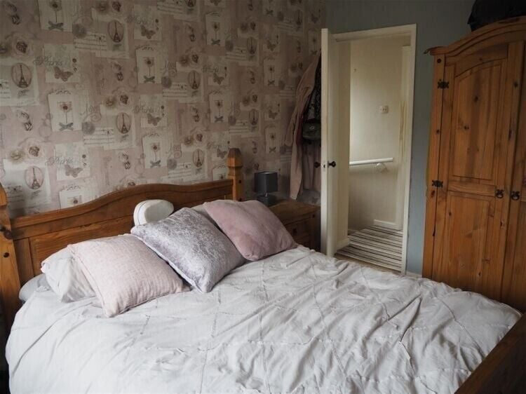 Two-Bedroom Detached House in Central Morley, Leeds, Near Amenities, with Garage and Patio Photo 4