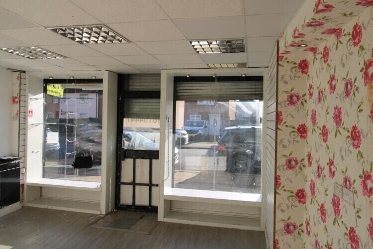 Prime Business Opportunity in Burnt Oak, Middlesex - Renovated Retail Space Available Photo 4