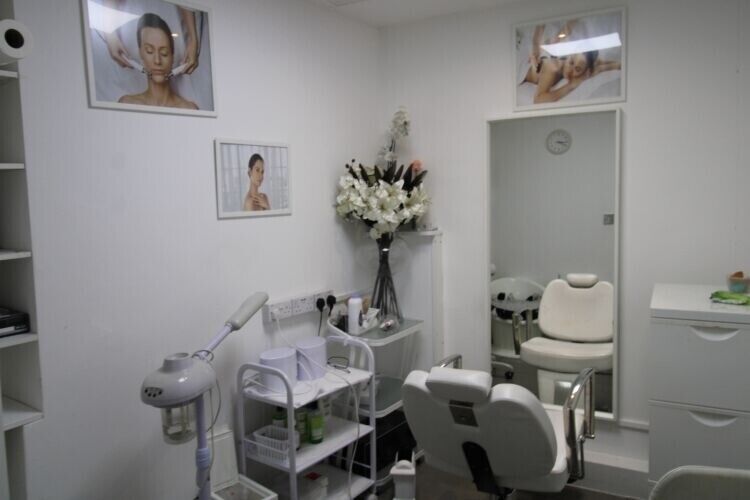 Prime A1 Retail Unit Available on Deansbrook Road in Bustling London Area Photo 4
