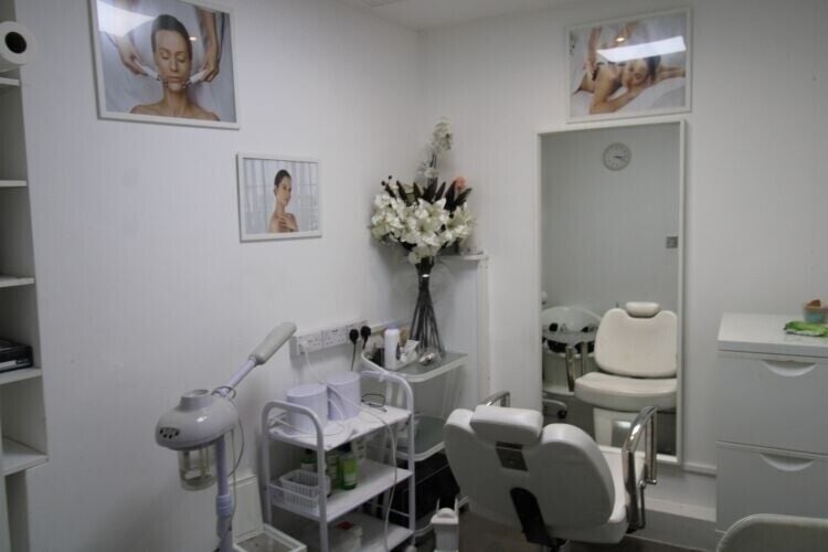 Prime A1 Retail Unit Available on Deansbrook Road in Bustling London Area Photo 4