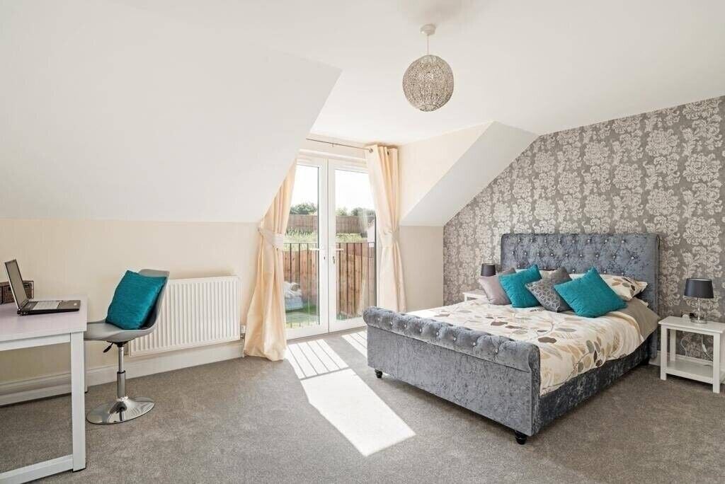 Three Detached Houses with Reliable Rental Income in Lingfield Surrey for Sale Photo 4