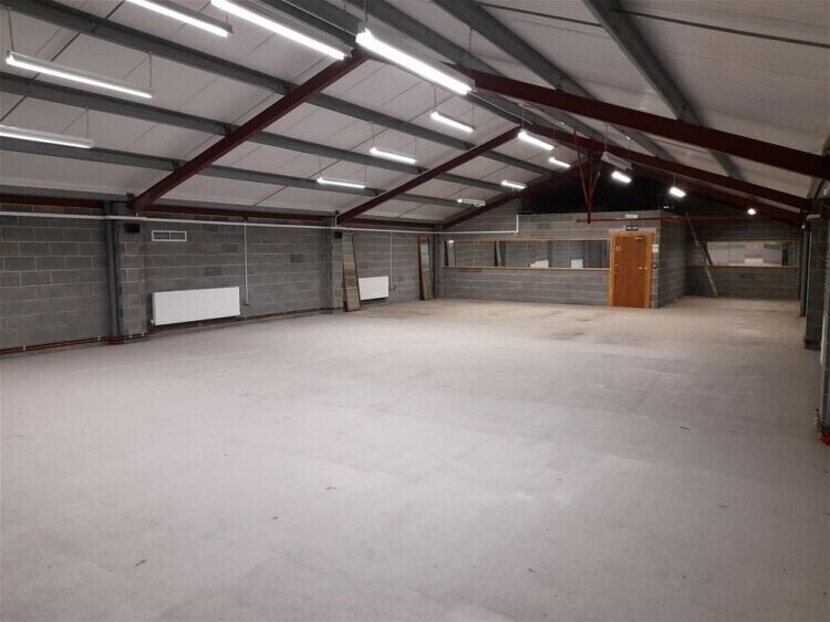 Prime Commercial Unit in Grimsby Perfect for Various Uses Photo 4