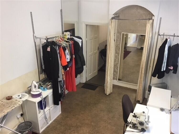 Versatile Commercial Property in Busy Oldham, Greater Manchester - Ideal for Multiple Uses Photo 4