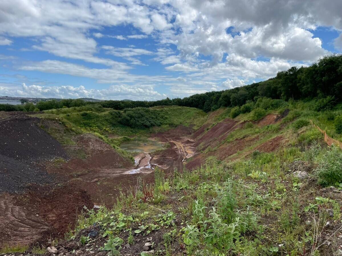 Vast Land with Quarry, Office, and Garage Ideal for Haulage, Waste Management, or Housing Developme Photo 4