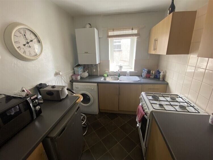 Prime Investment Opportunity Awaits in Ferrybridge with Substantial Freehold Property Photo 4