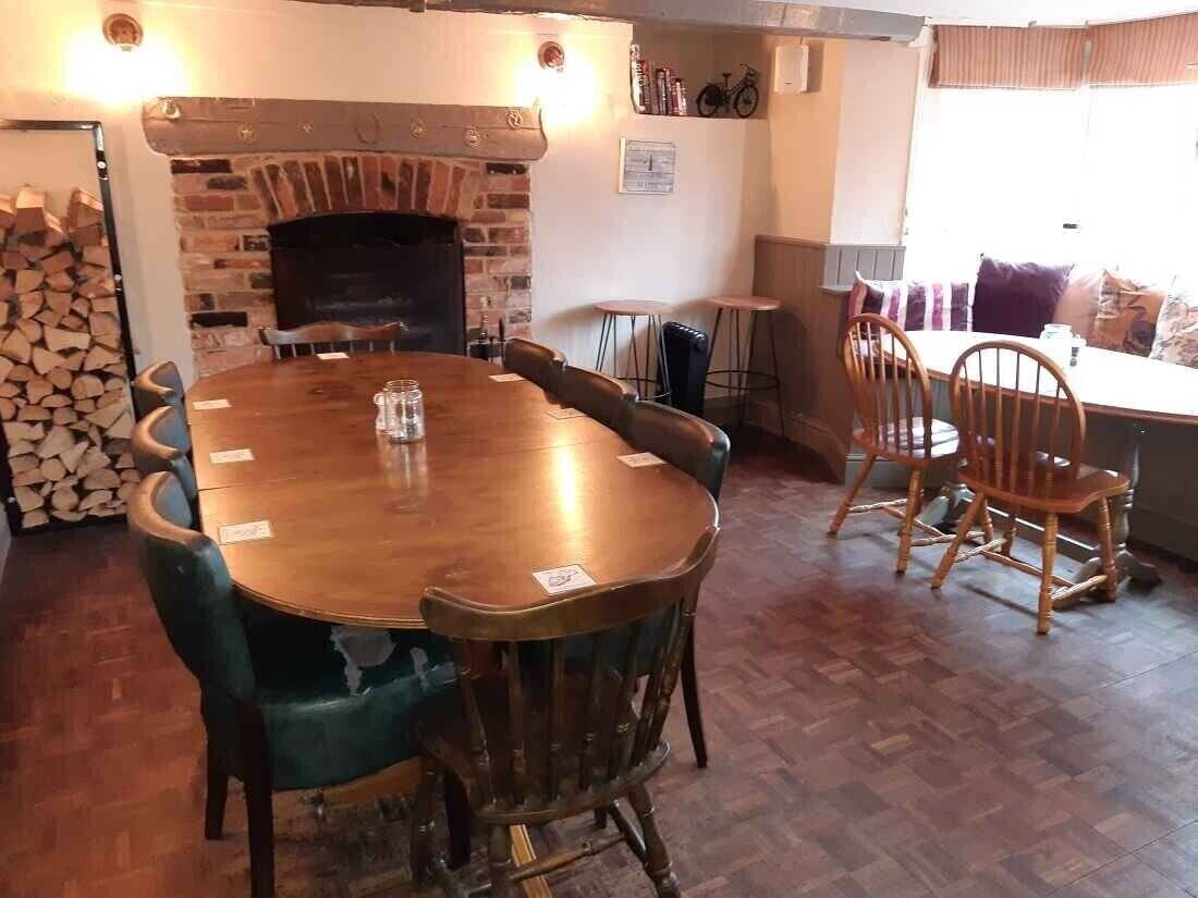 Freehold Freehouse with Accommodation in Charming Berkshire Village Photo 4