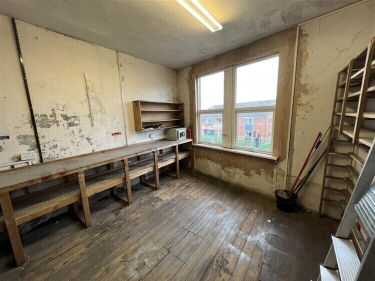Prime Location Vacant Shop Unit Available for Sale in Leeds Photo 5