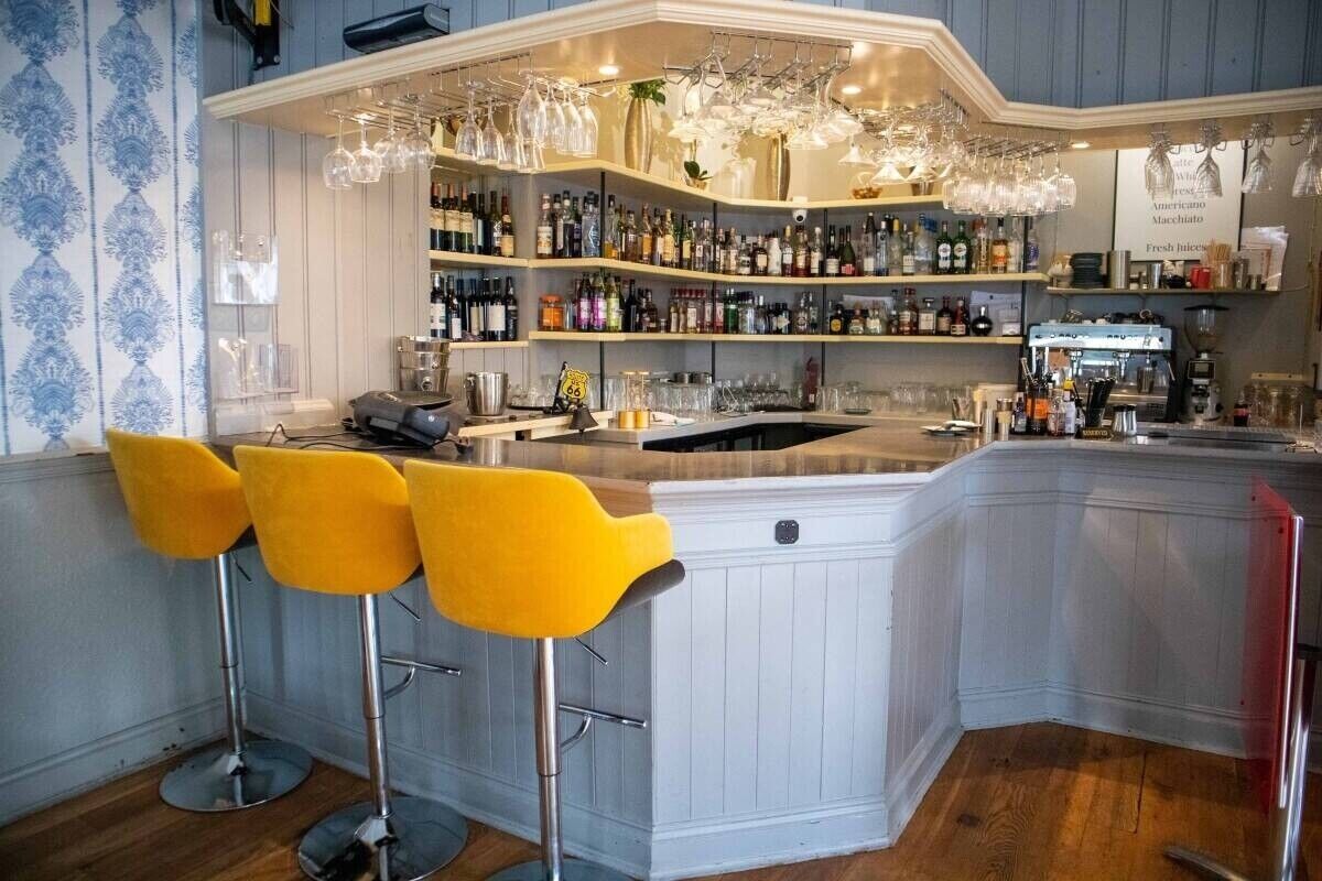 Prime London Gastropub and Hotel Freehold Opportunity for Sale Photo 5