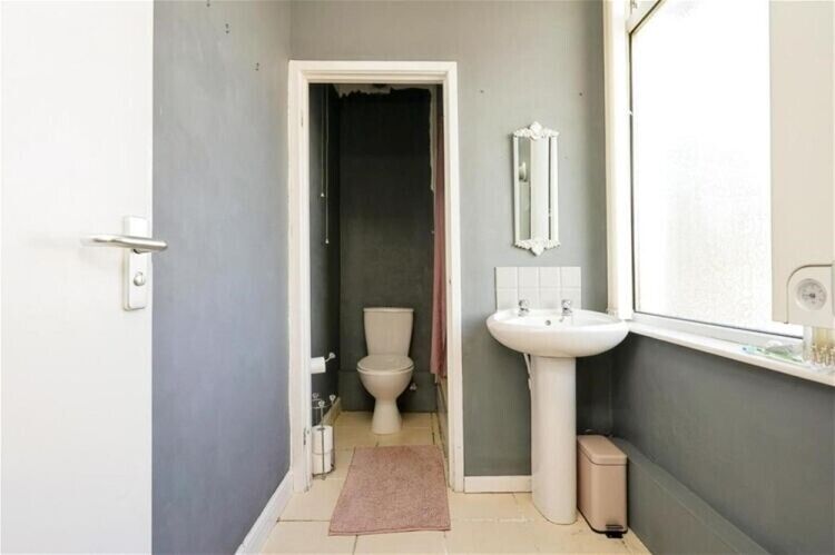 Prime Leeds Investment Property with Mixed Use Tenants for Sale Photo 5
