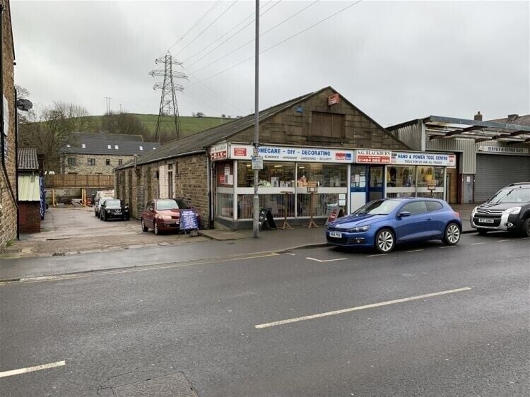 Versatile Freehold Commercial Property in Huddersfield, Ideal for Various Ventures Photo 5