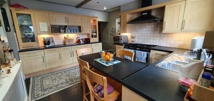 Charming Four-Bedroom Detached Property with Business Space in Barnsley, South Yorkshire Photo 5