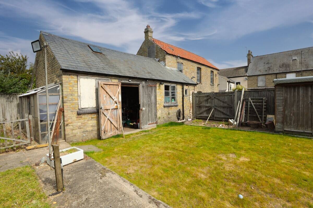 Prime Residential Development Opportunity in Pakefield with Over 0.5 Acres Land Photo 5