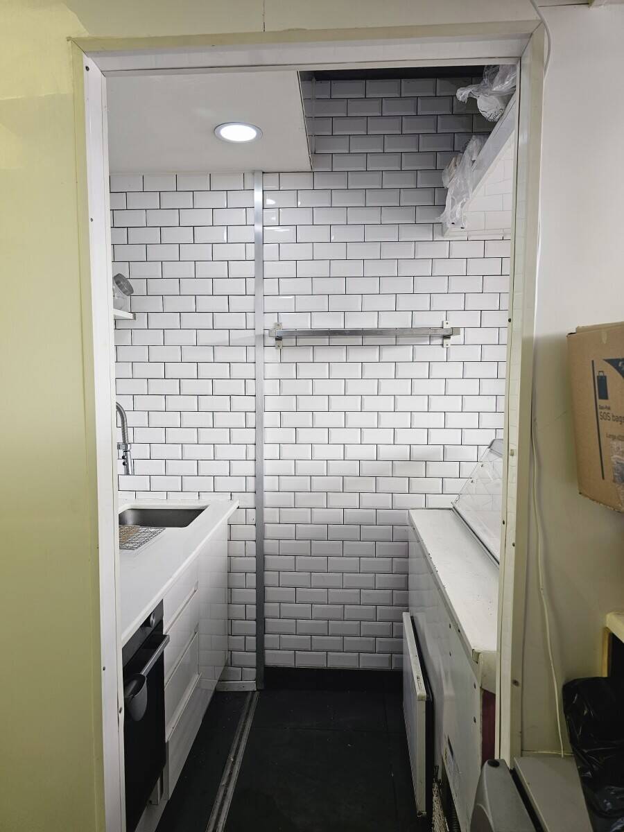 Prime Leeds Takeaway Property Available for Rent, Fully Equipped and Ready for Business Photo 5