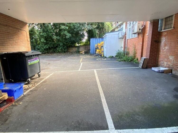 Spacious Office Unit Available for Lease on Oxford Road, Reading - Includes Parking & Amenities Photo 5