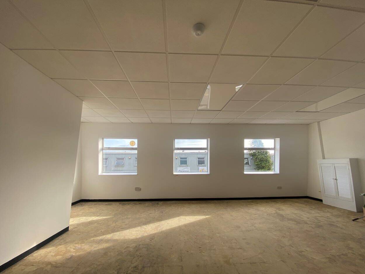 Two-Storey Mid-Terrace Virtual Freehold Office/Industrial Space in Reading, Caversham Photo 4