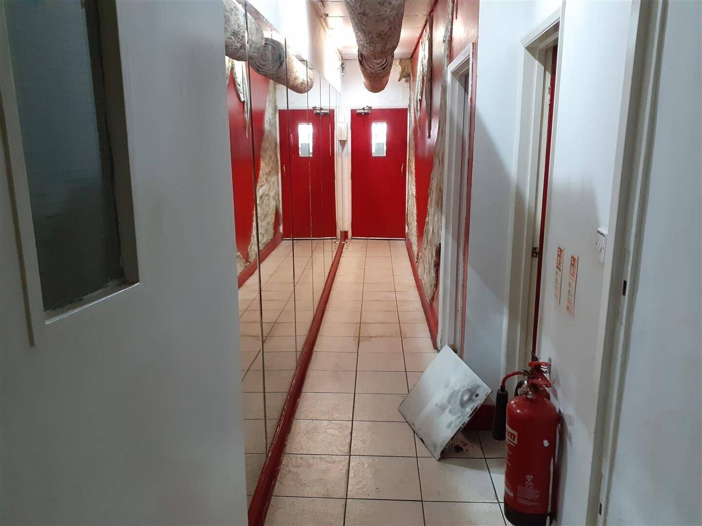 Unique Freehold Commercial Property with Large 4-Bedroom Duplex in Stanmore, HA7 Photo 5