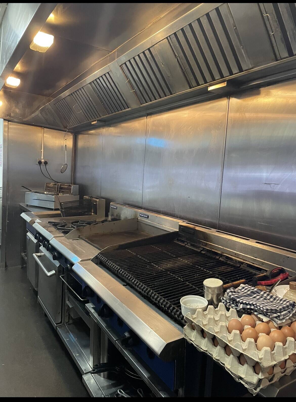 Roadside American Diner / Showroom with Ample Parking Available for Rent Near York Photo 5