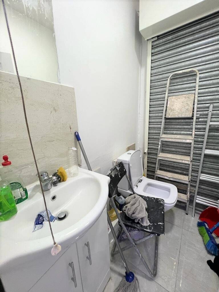 Prime Retail Space Available Near Canning Town, Ideal for Various Businesses Photo 5
