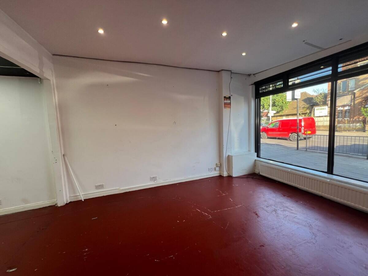 Shop to let -Ilford High Road Photo 5