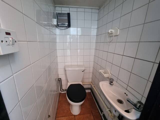 Refurbished Former Barber Shop Available for Lease in Colchester, Essex Photo 5