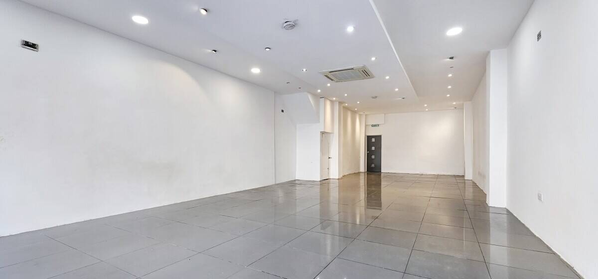 1000 sqft shop/restaurant for rent on the busy Ealing road in Wembley. Photo 5