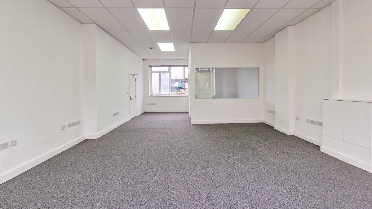 Prime High Street Retail Space Available for Lease in Vibrant Edgware Photo 5