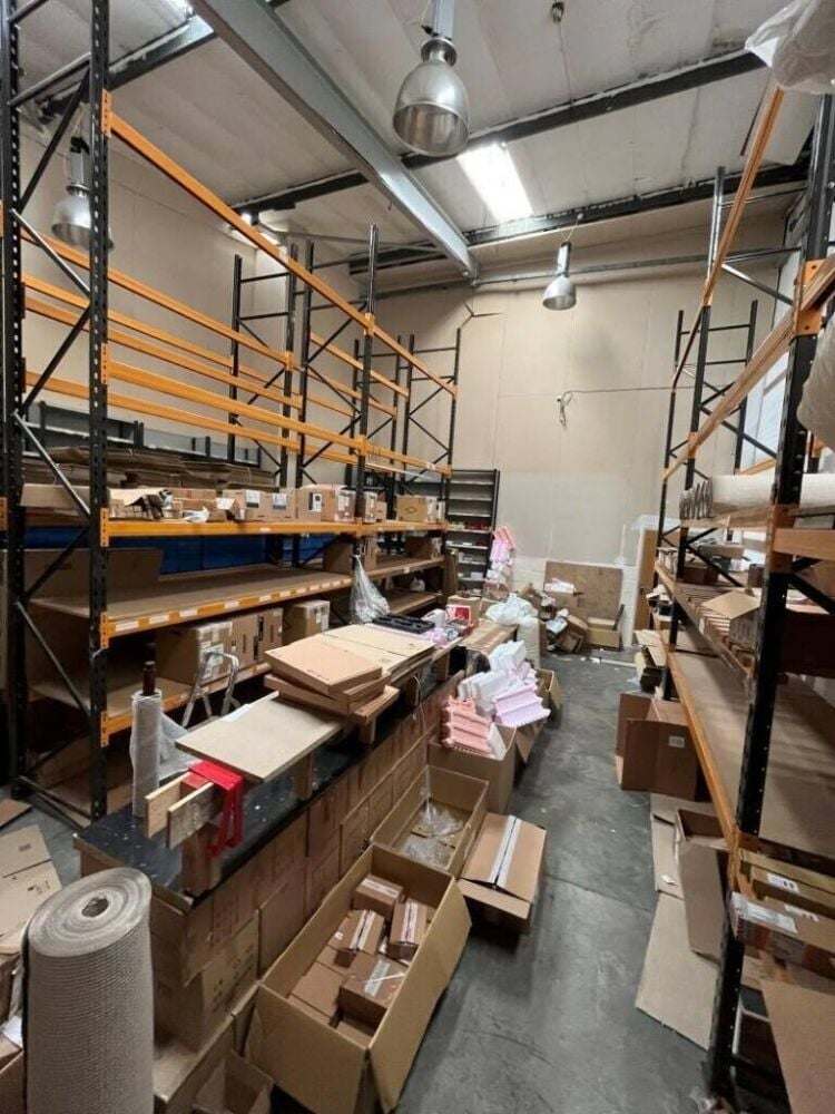 Spacious Multi-Use Warehouse in Surbiton, London with Parking and Excellent Access Photo 5