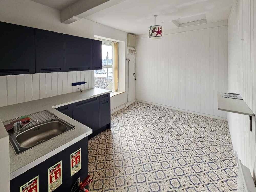 A Centrally Located Office Suite To Let Photo 5