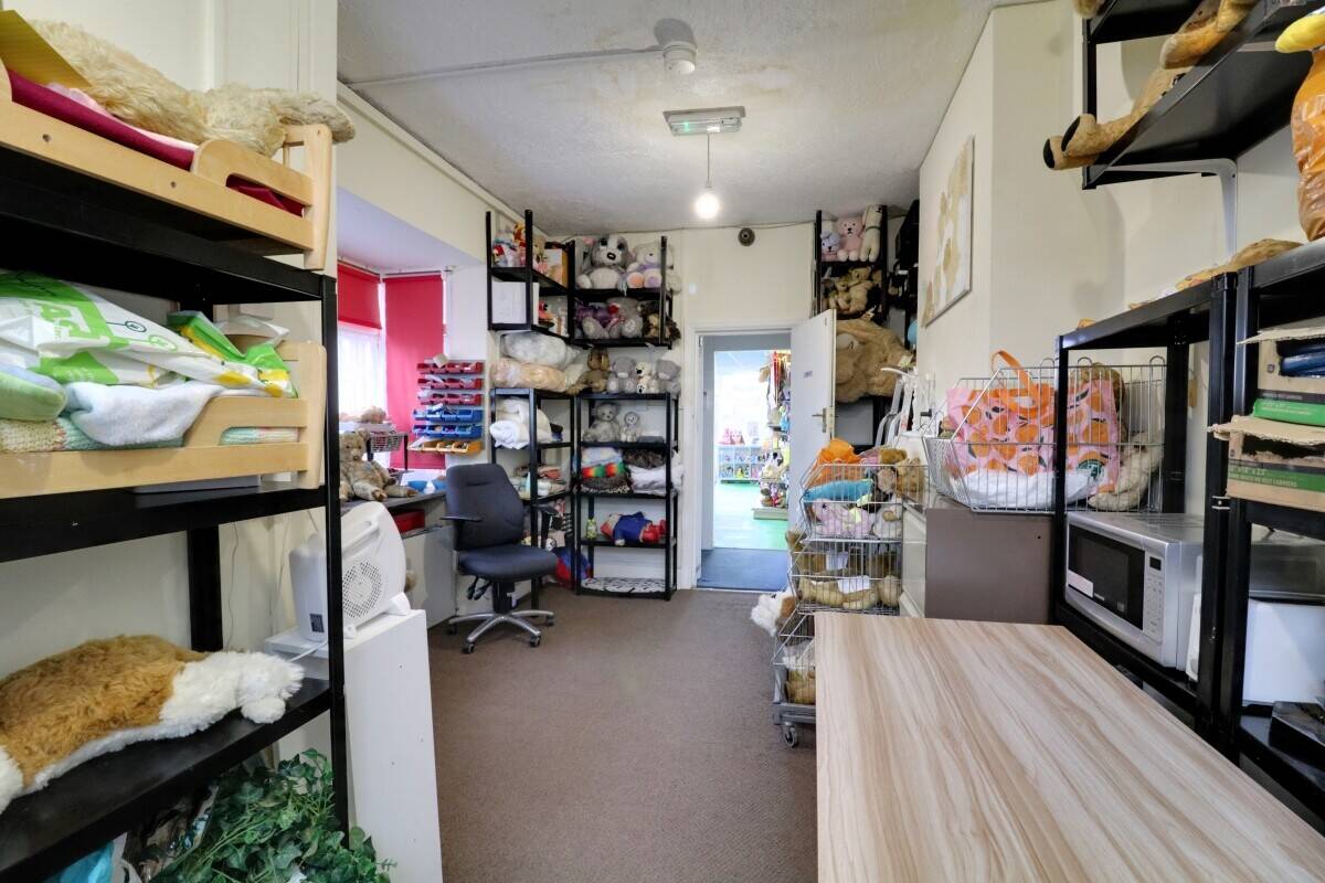 RETAIL SHOP - APPROX 526 SQ. FT. Photo 5